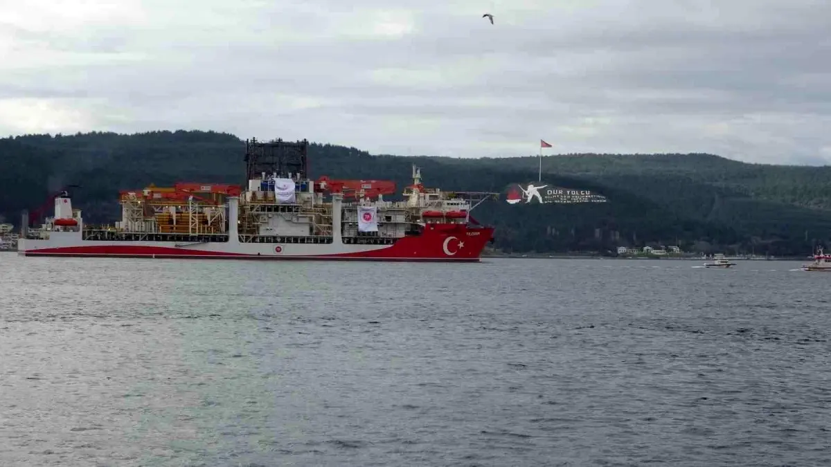 Türk sondaj gemisi Yıldırım Çanakkale Boğazı'ndan geçti