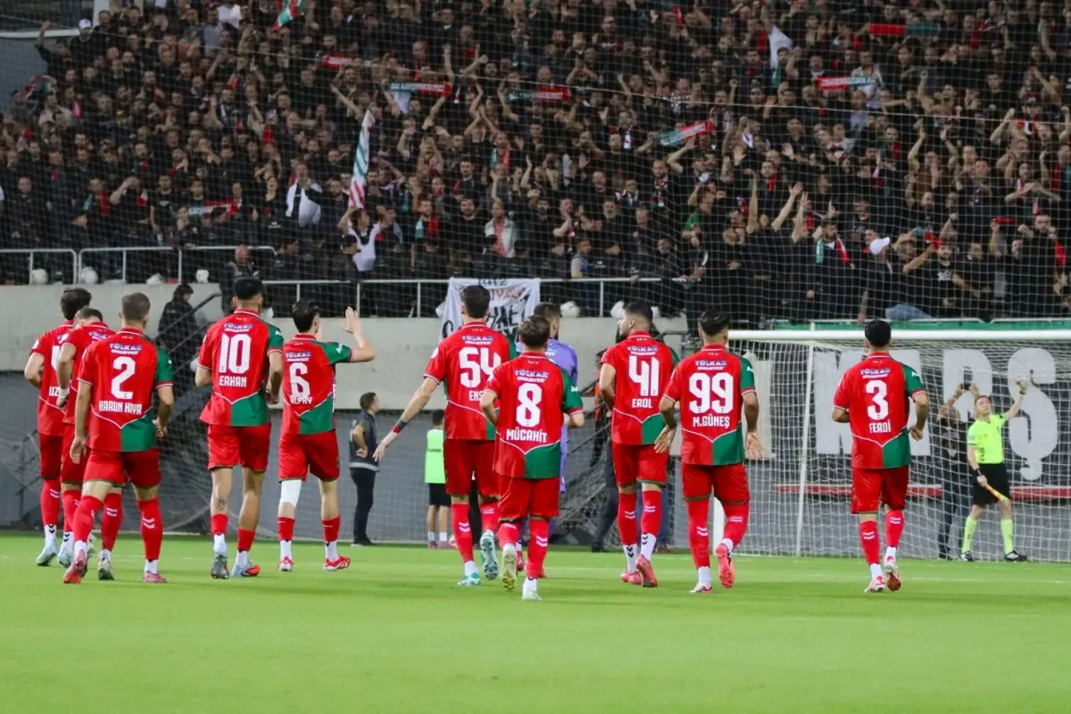 3 hafta önce şampiyonluğun bir numaralı adayıyken tepetaklak oldular