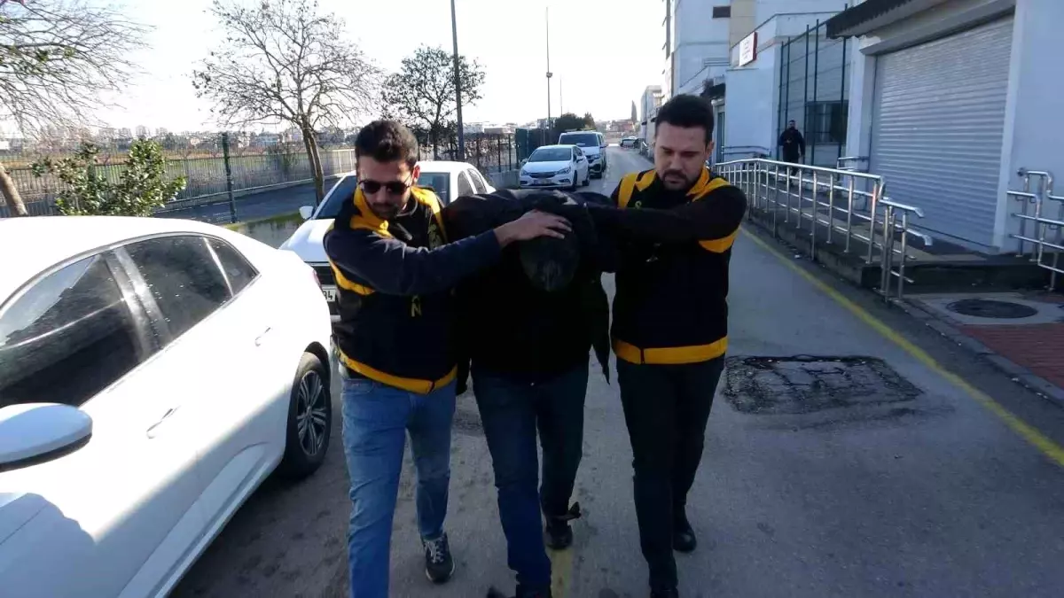 Adana'da kaskla servis aracının camını kıran sürücü serbest kaldı