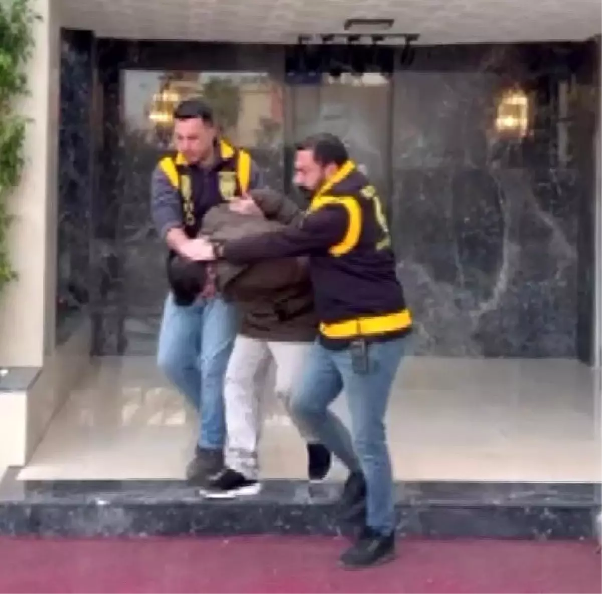 Adana'da oyun arkadaşlığı dehşete dönüştü: Liseli genci kaçırıp darbettiler