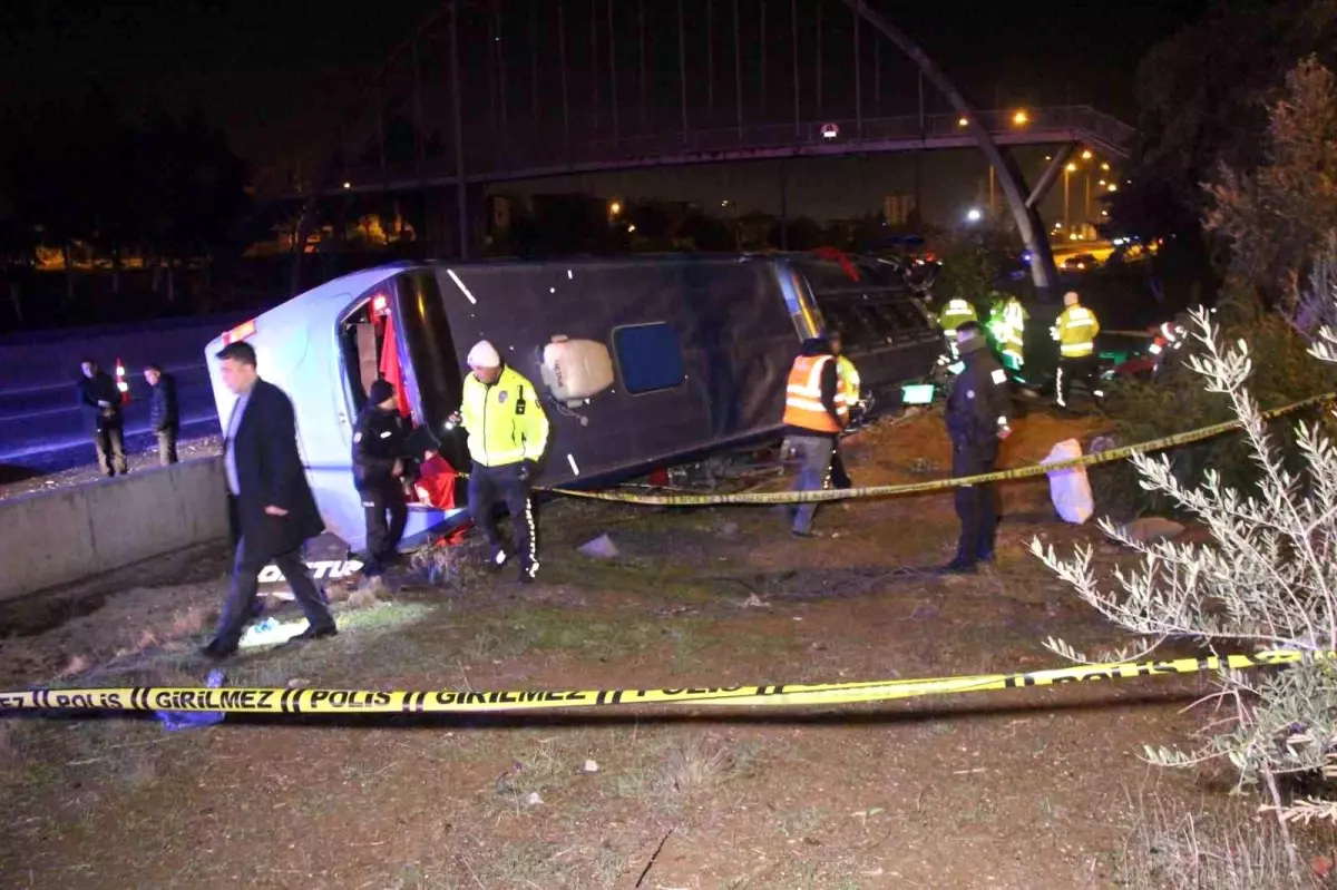 Adana'da yolcu otobüsü devrildi: 8 yaralı