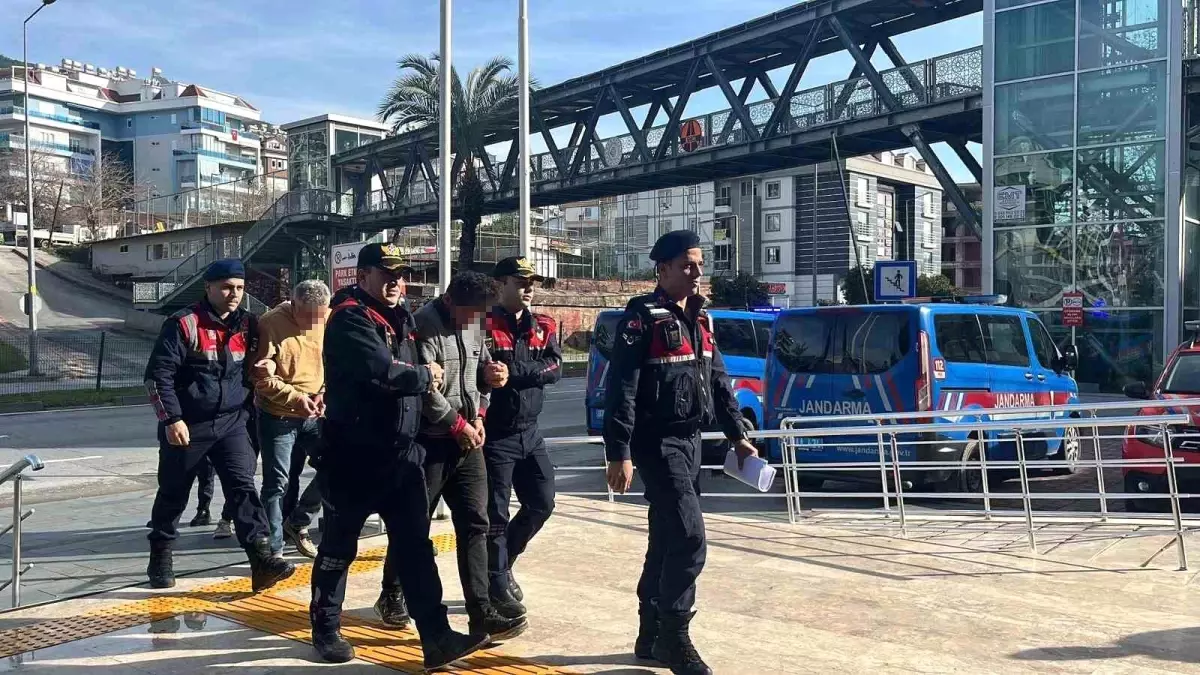 Alanya'da çaldıkları avokadoyu bırakıp kaçan şüphelilere adli kontrol kararı