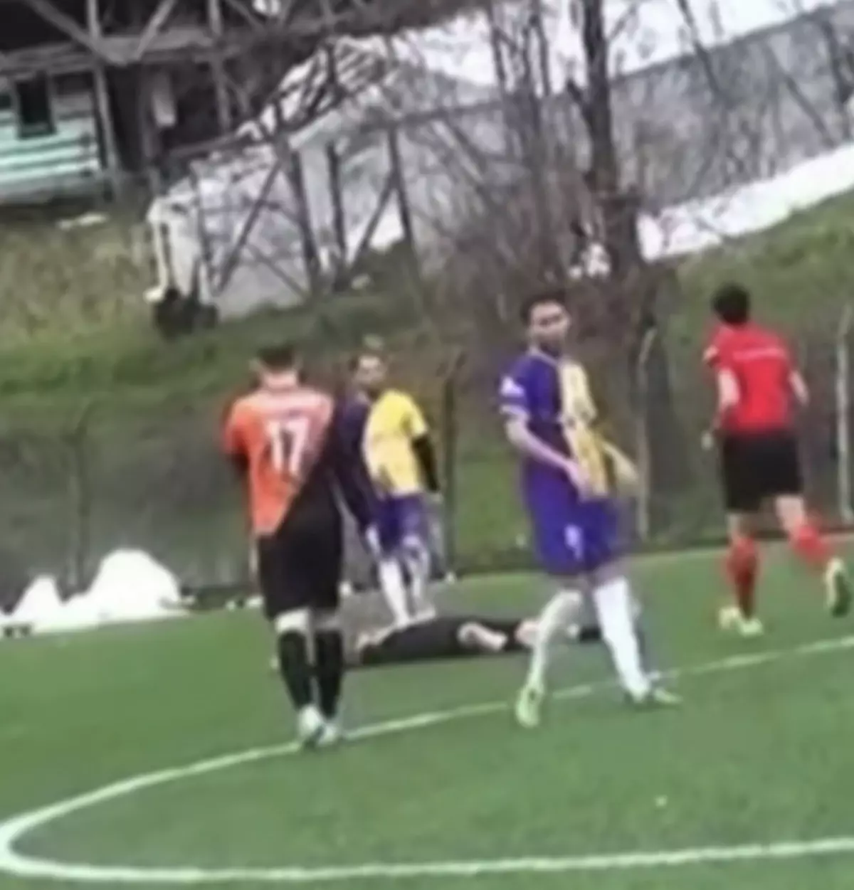 Amatör lig maçında, futbolcunun dili boğazına kaçtı