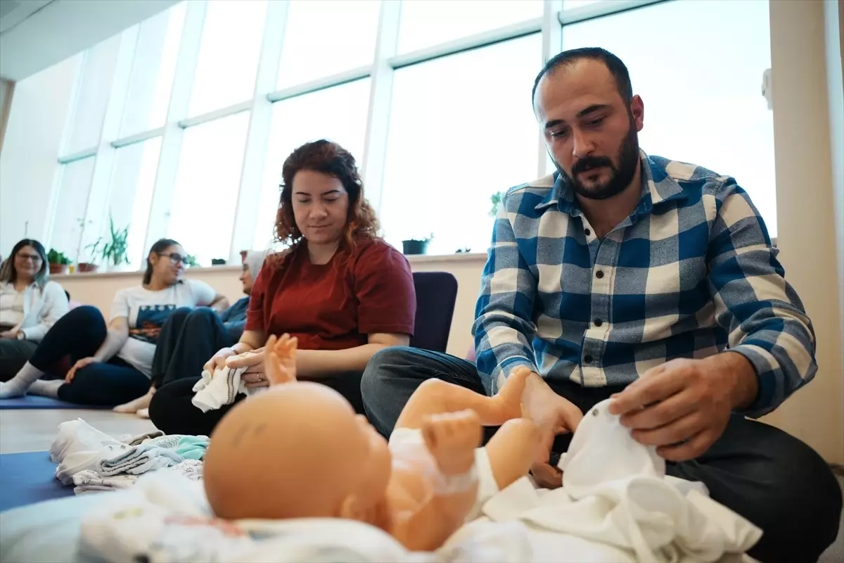 Anne ve baba adayları doğuma gebe okulunda hazırlanıyor
