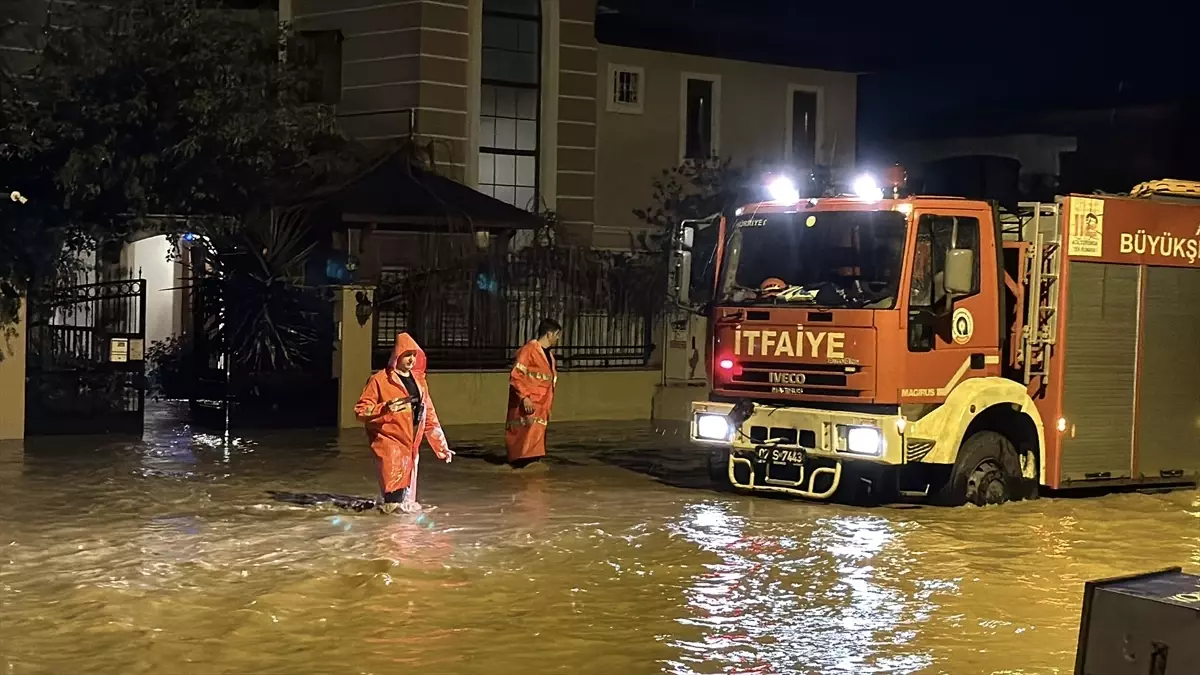 Antalya'da etkili olan fırtına ve hortum bazı ev, sera ve araçlara zarar verdi