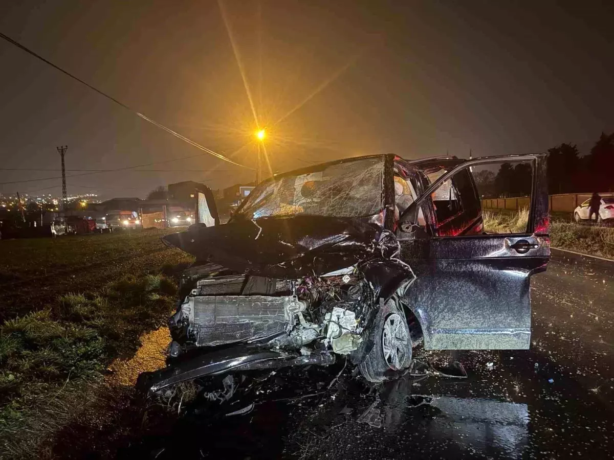 Arnavutköy'de İETT otobüsü hafif ticari araçla çarpıştı: 2 yaralı