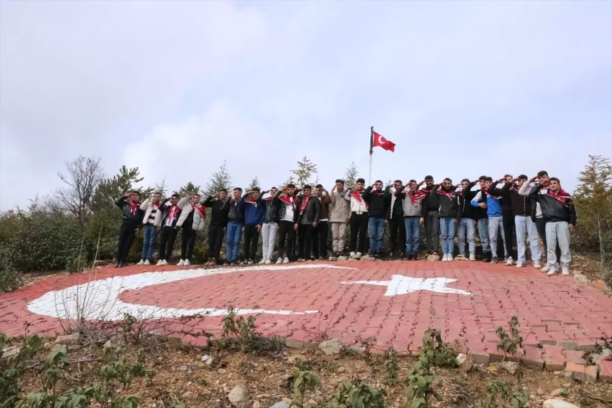 Asker adayları ilk vatan nöbetini beldelerindeki Bayraktepe'de tutuyor