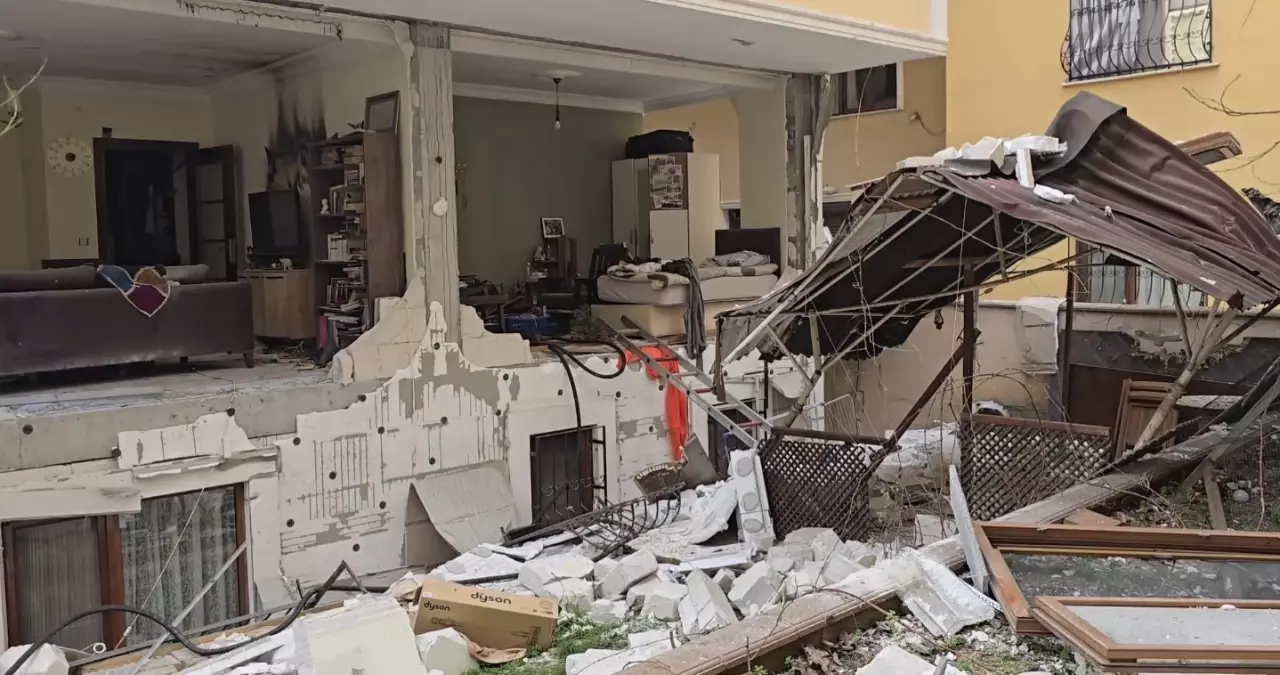 Ataşehir'de 3 katlı binada doğal gaz patlaması; ortalık savaş alanına döndü