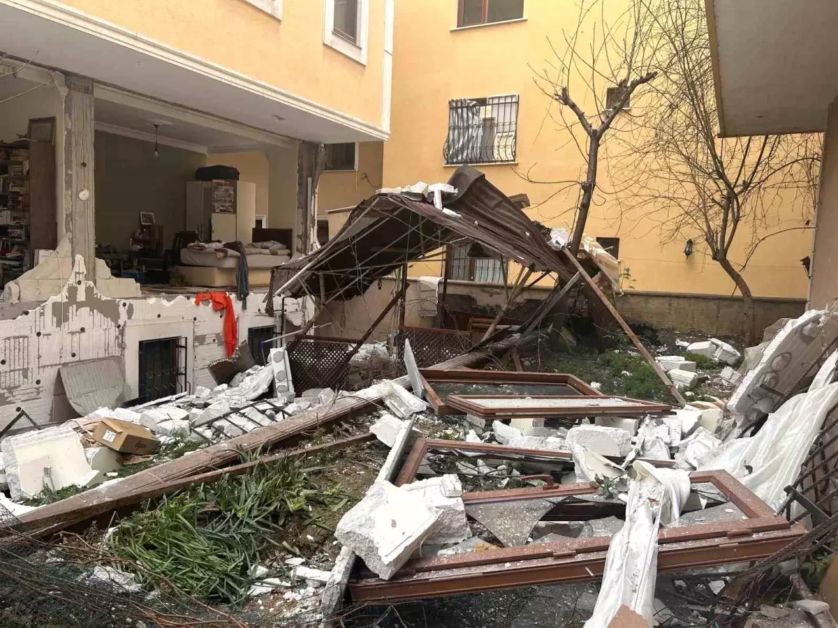 Ataşehir'de doğal gaz patlamasında sokak savaş alanına döndü: 1 yaralı