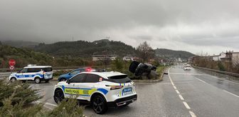 Aydın'da trafik ışığına çarpan otomobildeki 2 kişi yaralandı