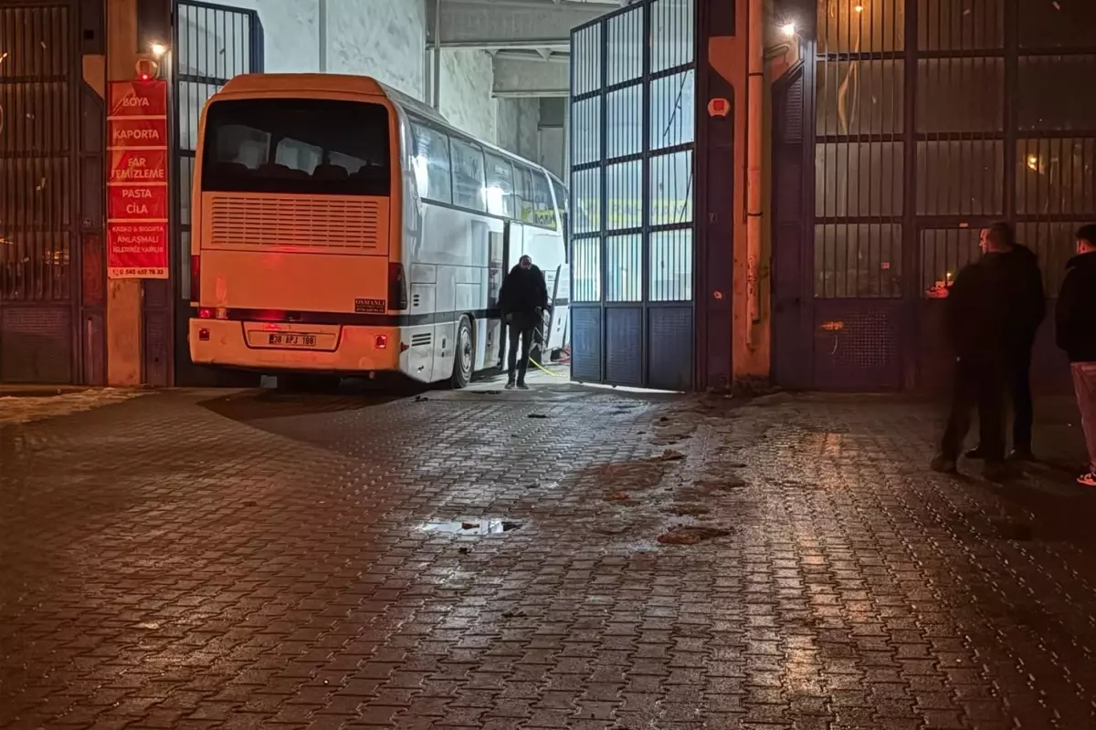 Bakım yaptığı otobüsün altında kalan tamirci hayatını kaybetti