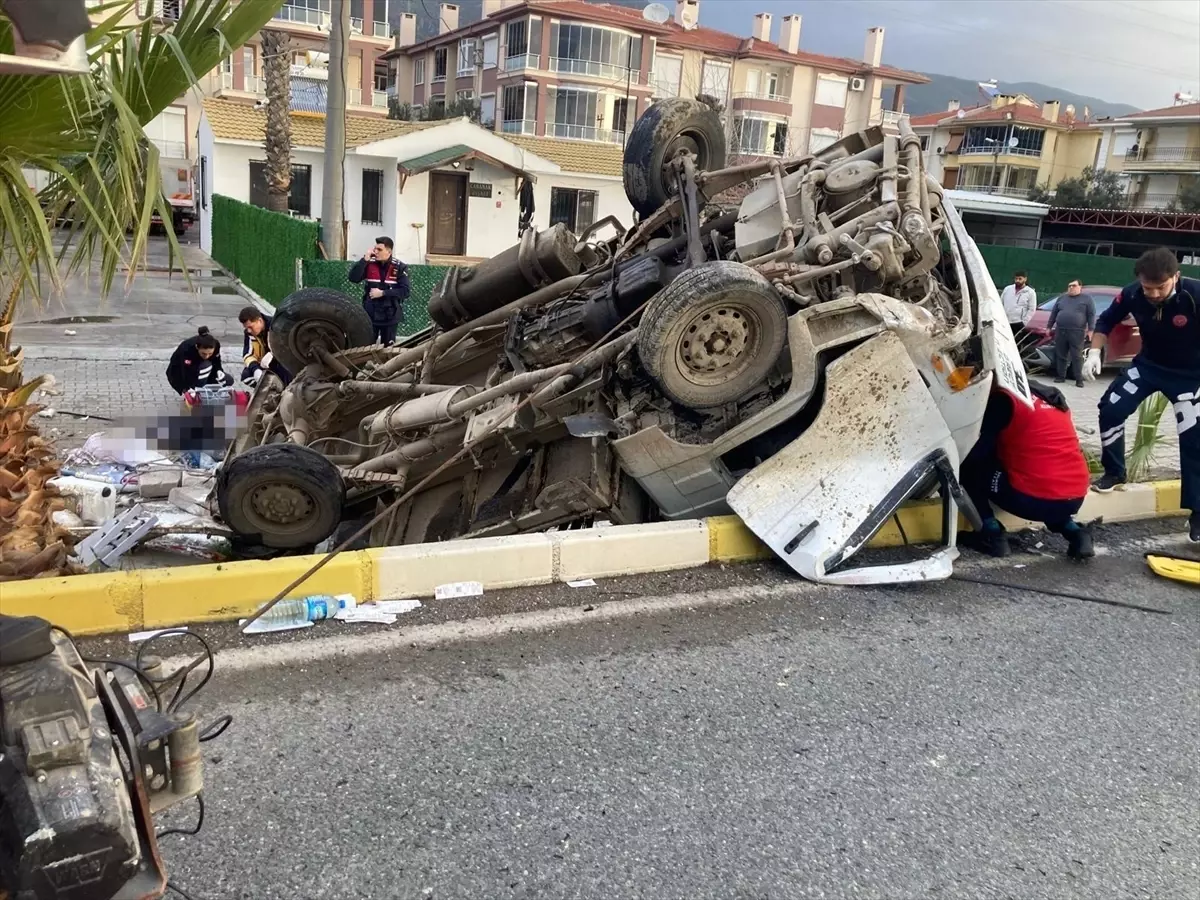 Balıkesir'de kamyonetin devrilmesi sonucu 2 kişi öldü, 1 kişi yaralandı
