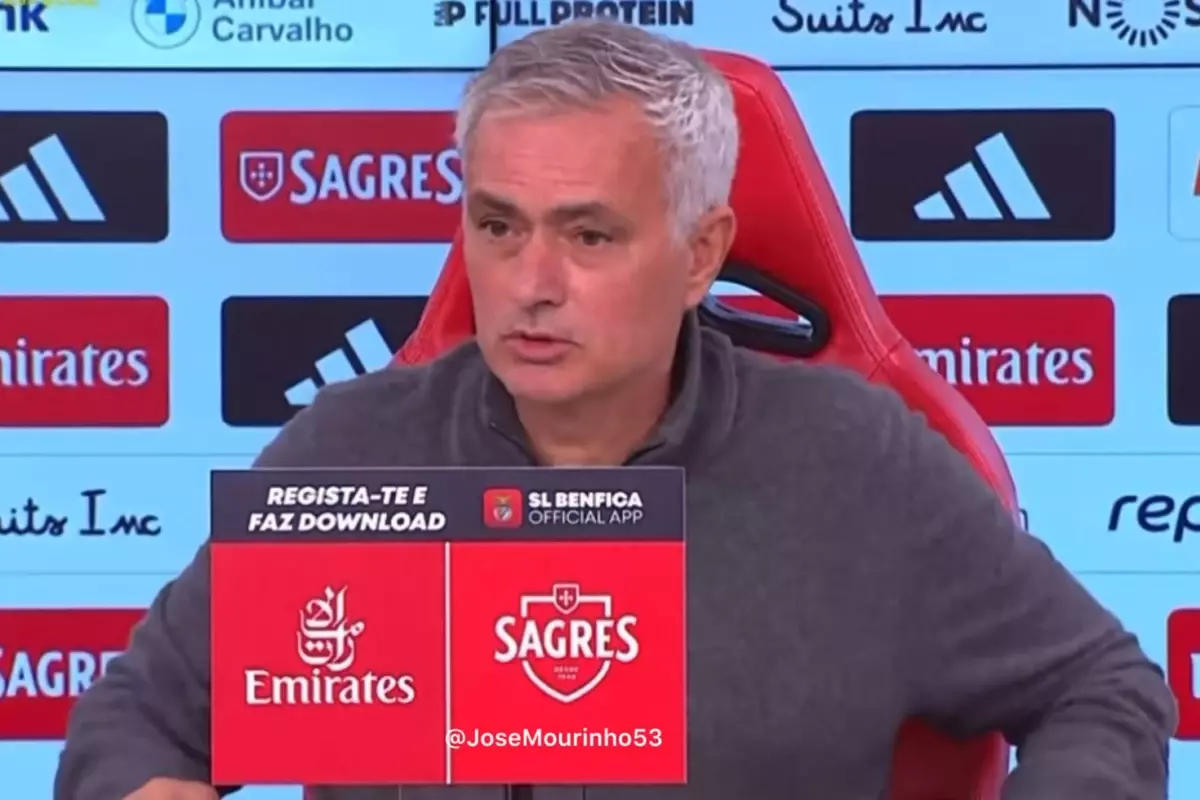 Basın toplantısında konuşan Mourinho duyduğu sesle hemen yerinden fırladı