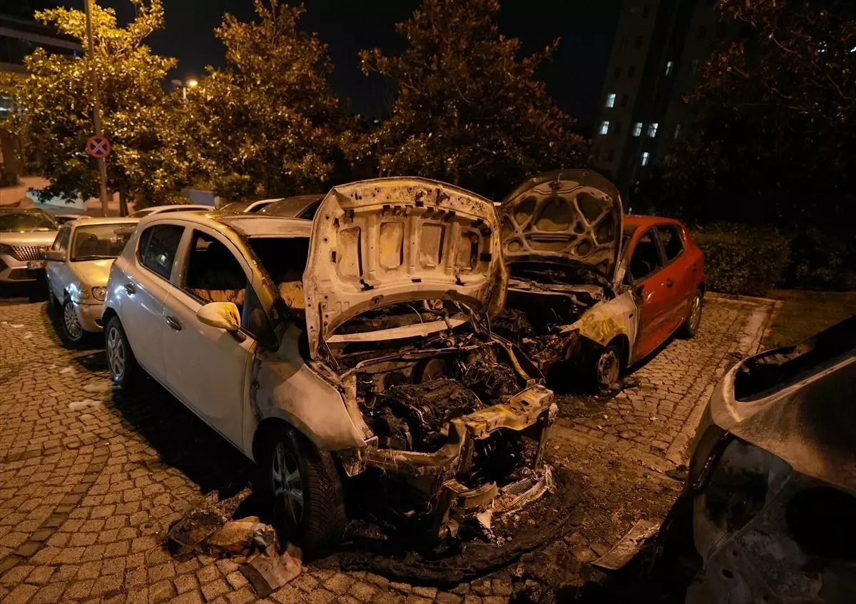 Beşiktaş'ta park halindeki 4 araç yandı