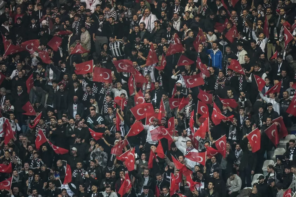 Beşiktaş taraftarı yönetimi ve Sergen Yalçın'ı istifaya davet etti