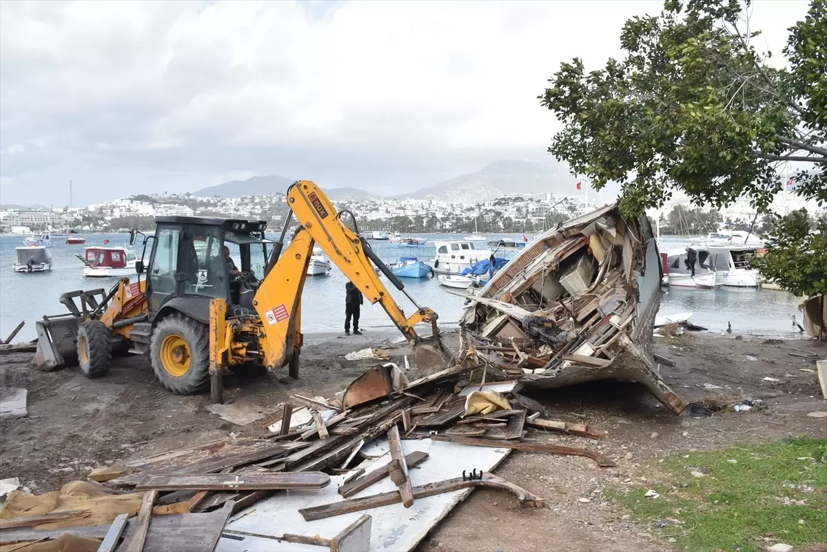 Bodrum'da kaçak iskeleler yıkılıyor, kıyıda gelişigüzel bırakılan tekneler kaldırılıyor