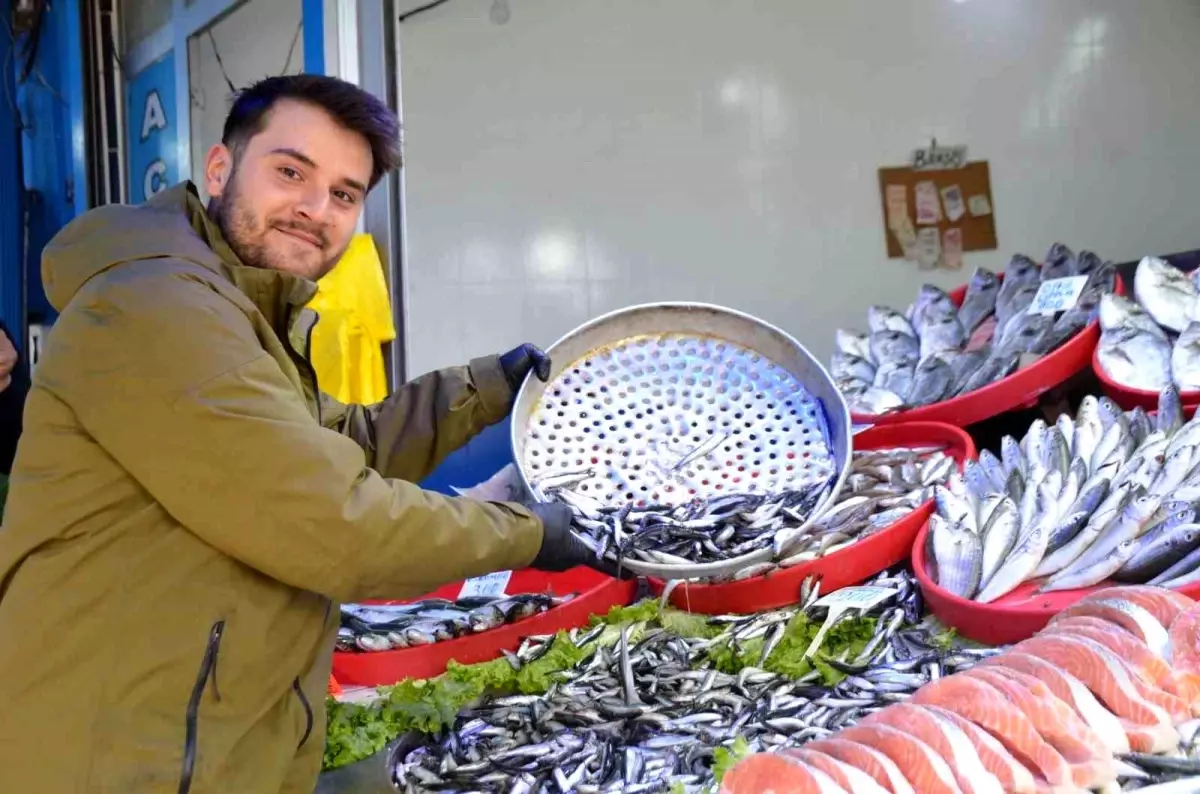 Bu yıl tezgahların yıldızı palamut yerine Karadeniz hamsisi oldu