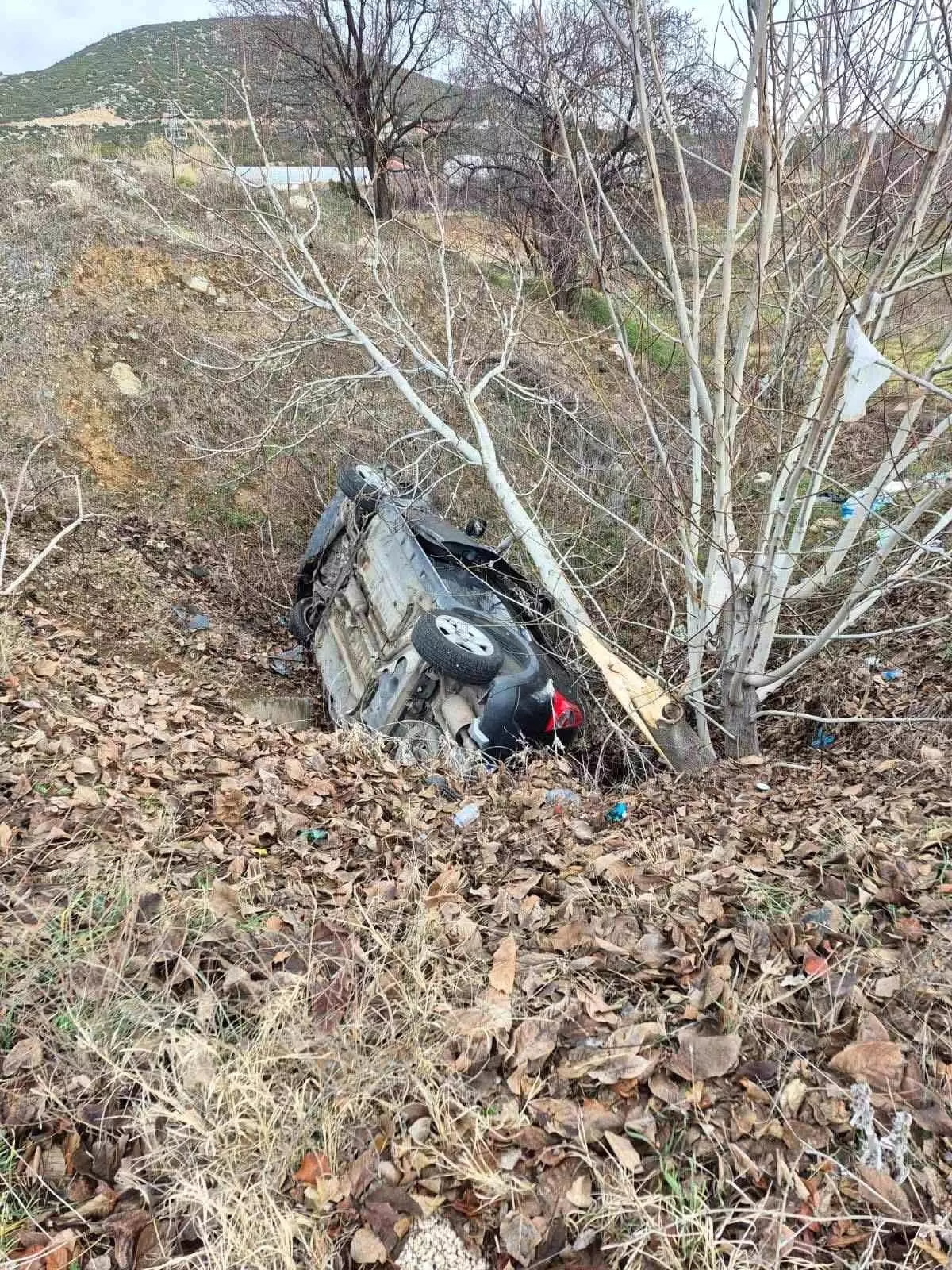 Burdur'da otomobil şarampole devrildi: 4 yaralı