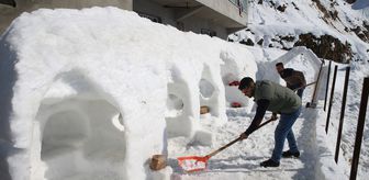 Çocuklar için kardan igluyu andıran oyun grubu yaptı