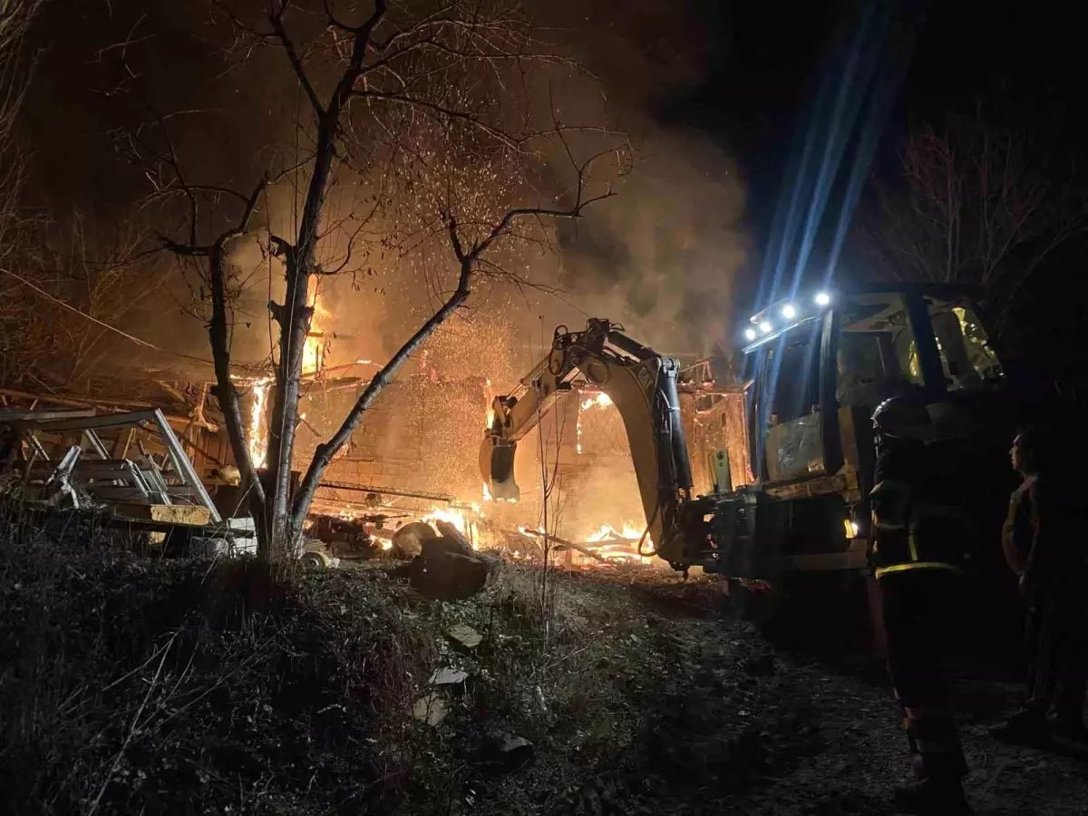 Çorum'da çıkan yangın ev ve depoyu kullanılamaz hale getirdi