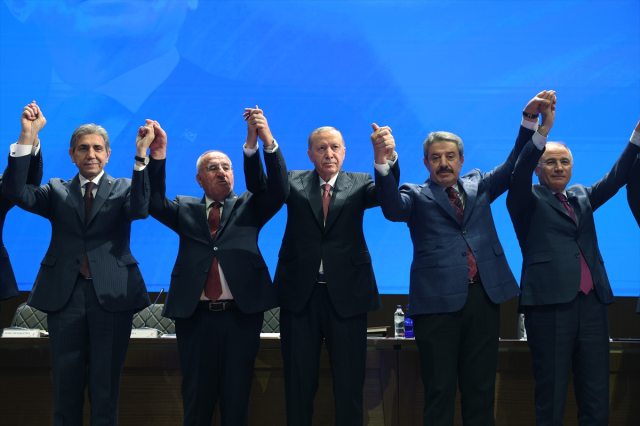 President Erdoğan pinned badges on the mayors who joined the AK Party