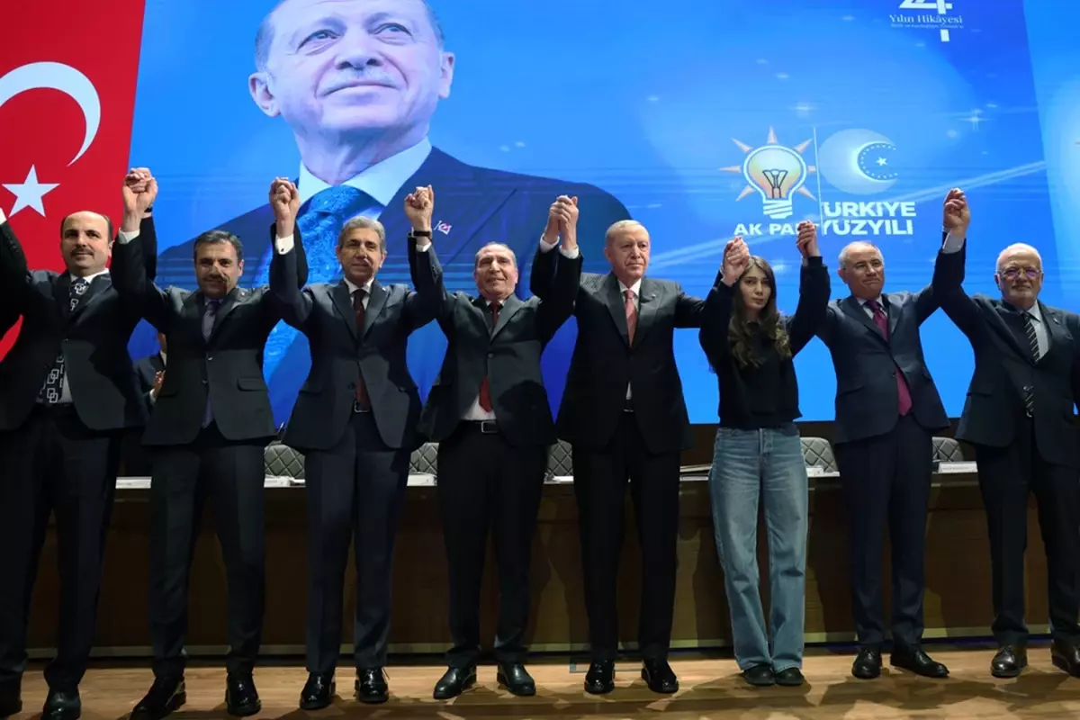 Cumhurbaşkanı Erdoğan, AK Parti'ye katılan belediye başkanlarına rozetlerini taktı