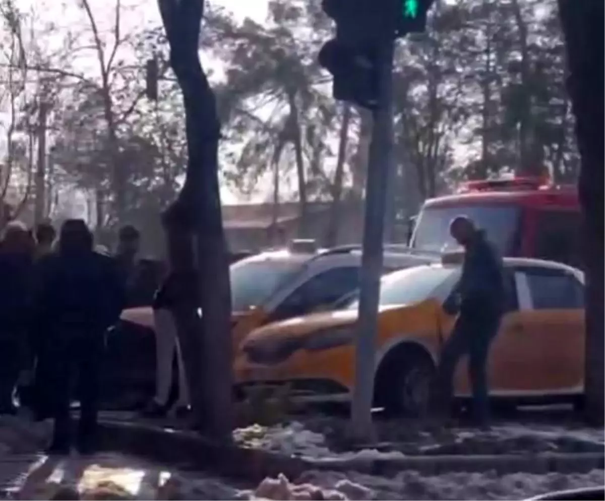 Diyarbakır'da 3 taksi çarpıştı