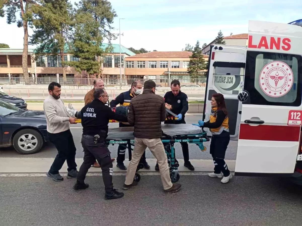 Duvara çarpan motokurye yaralandı