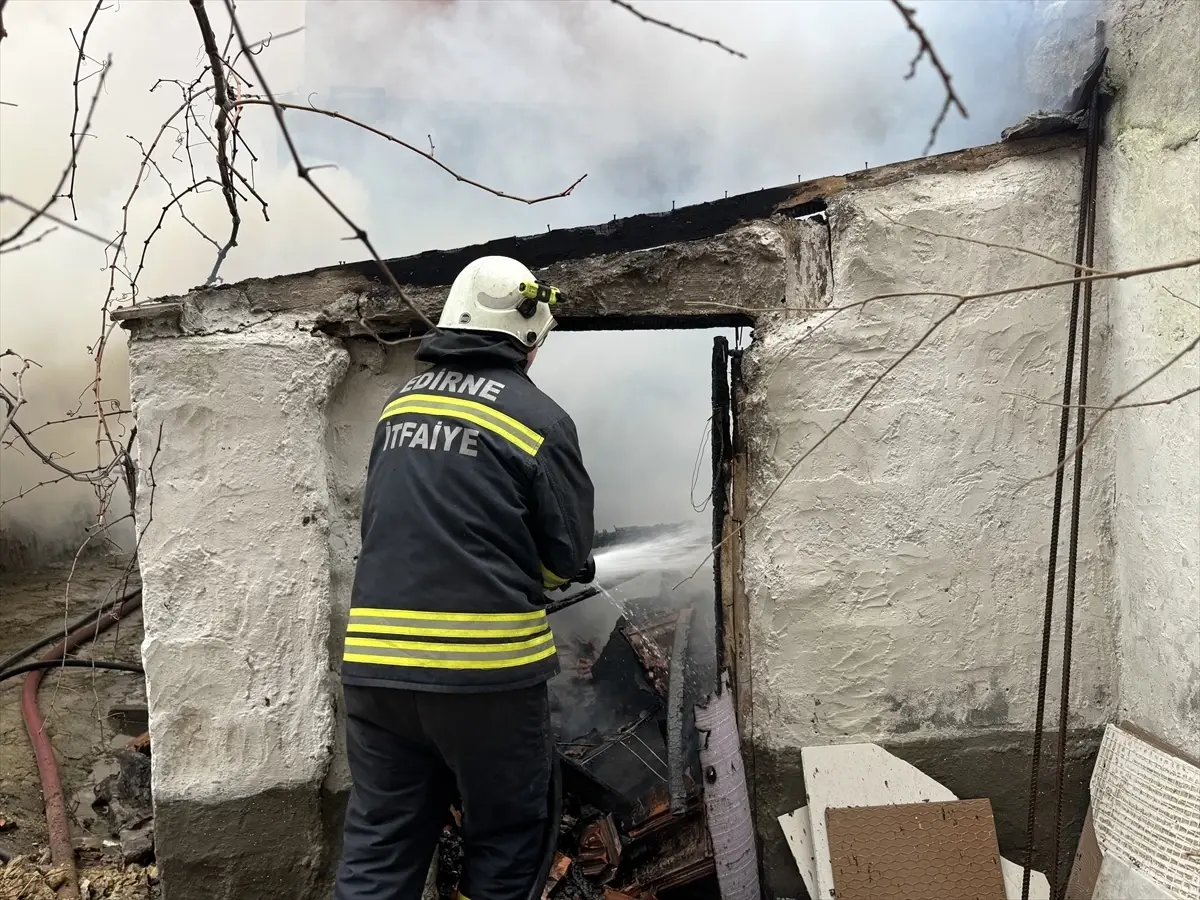Edirne'de bir depoda çıkan yangın söndürüldü