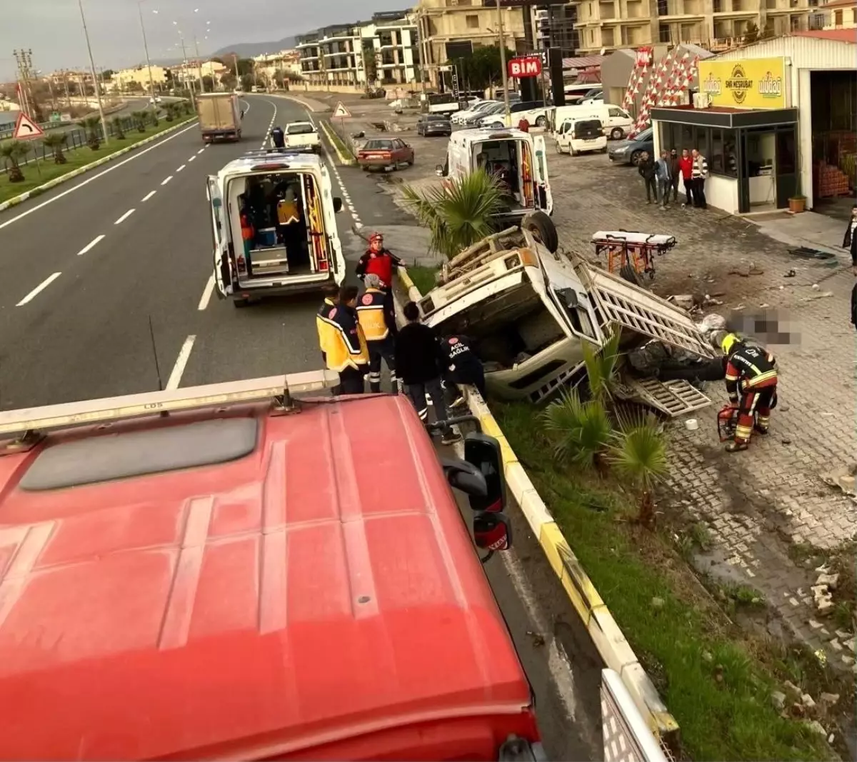 Edremit'te kamyonet bariyerlere girdi: 2 ölü, 1 yaralı