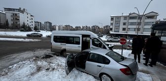 Elazığ'da minibüs ile otomobilin çarpıştığı kazada 4 kişi yaralandı