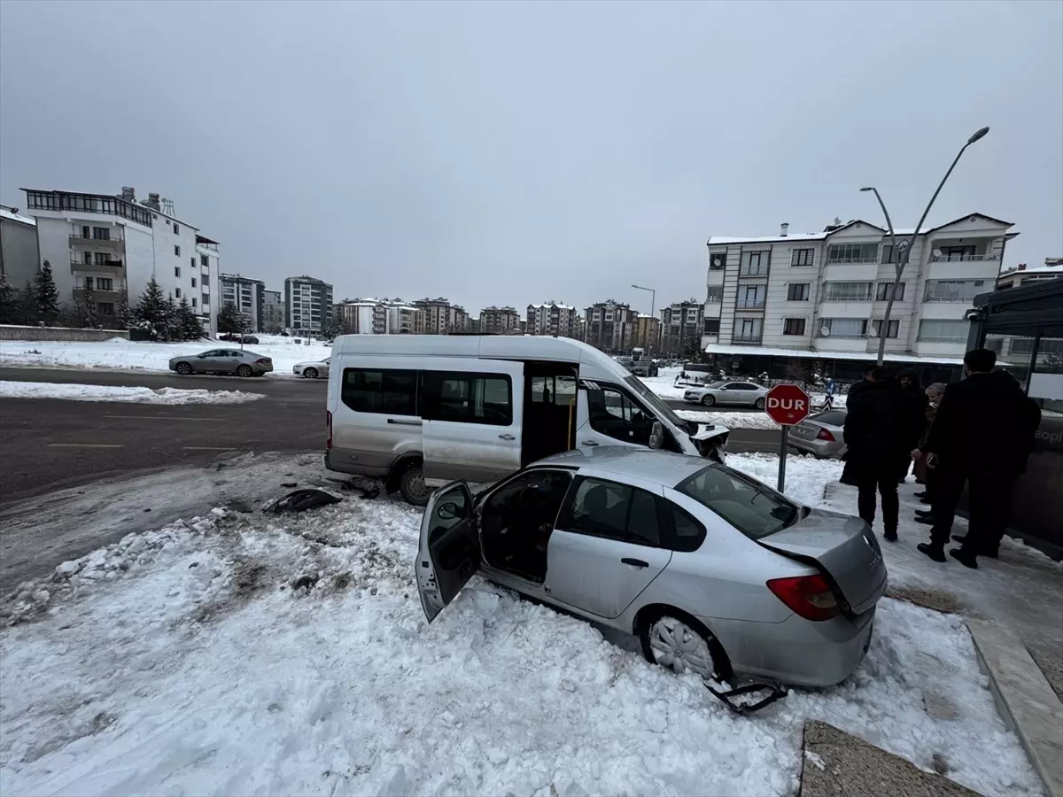 Elazığ'da minibüs ile otomobilin çarpıştığı kazada 4 kişi yaralandı