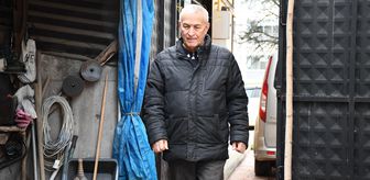 Emekliliğin ardından topladığı eski eşyaları evinin bahçesindeki depoda sergiliyor