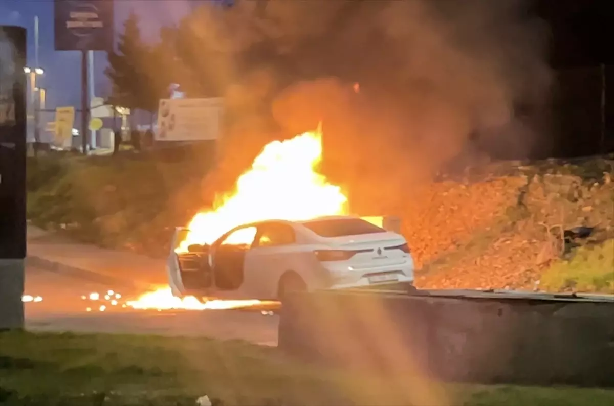 Eyüpsultan'da otomobilde çıkan yangın cep telefonu kamerasıyla görüntülendi