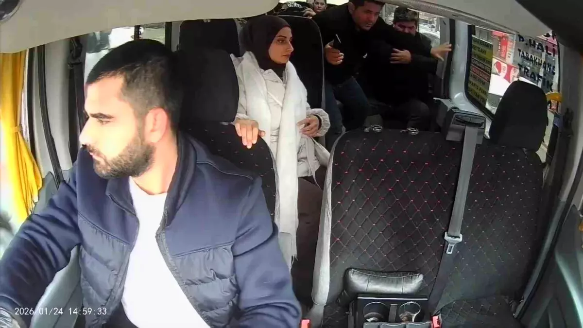 Fenalaşan yolcu için direksiyonu hastaneye kırdı