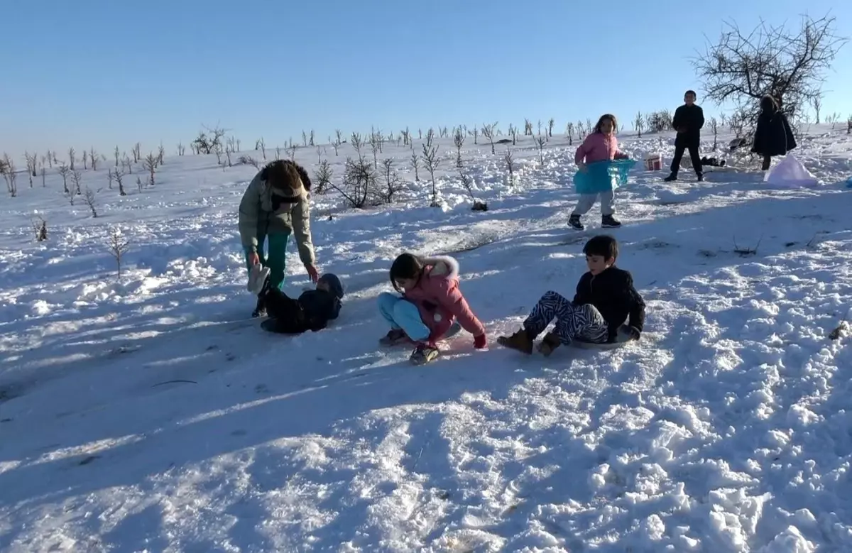 Gaziantep'te çocuklar tepsi, poşet ve leğenlerle kayarak eğlendi