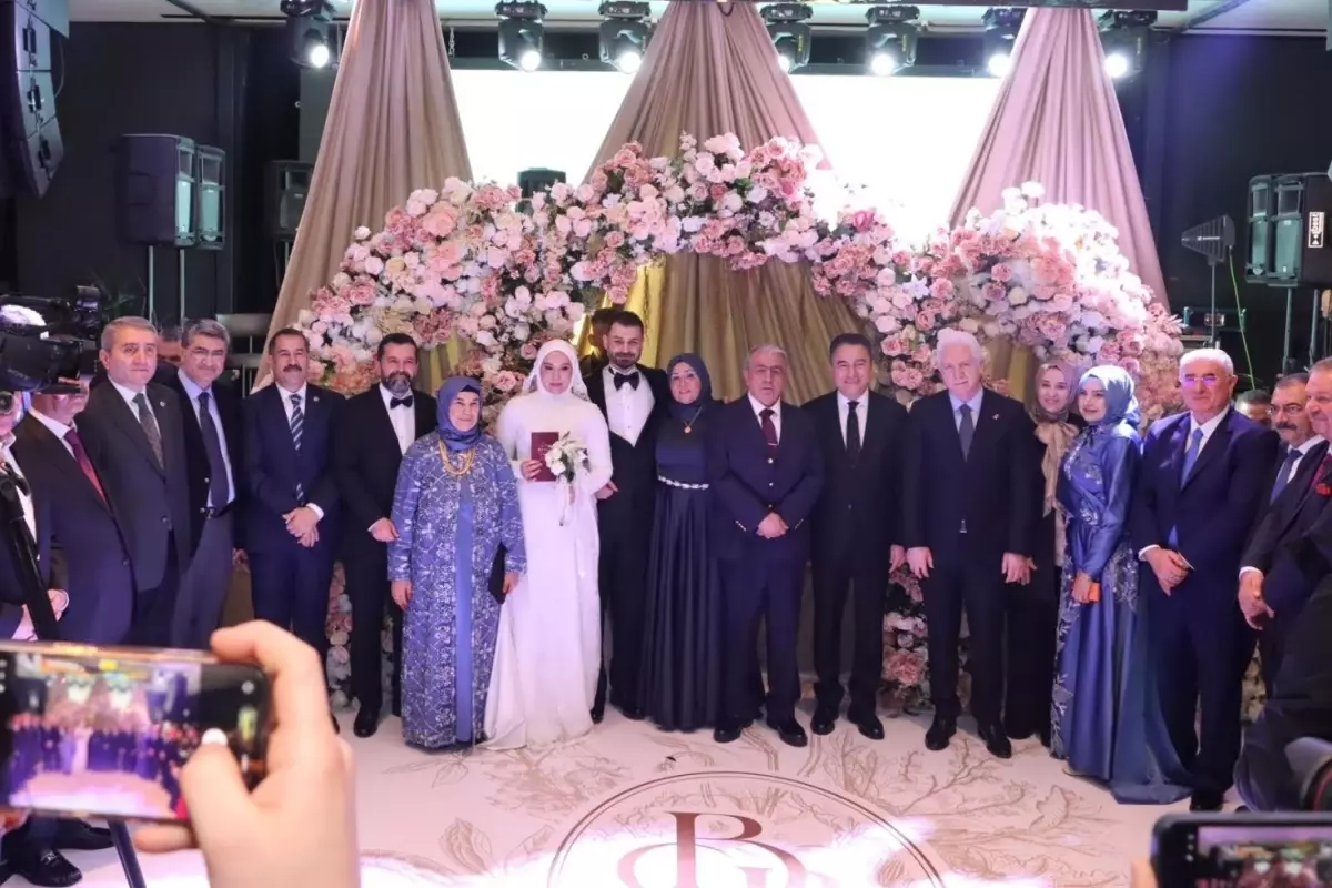 Haberler.com'un mutlu günü! Bilal Teymur ve Betül Kavak dünyaevine girdi