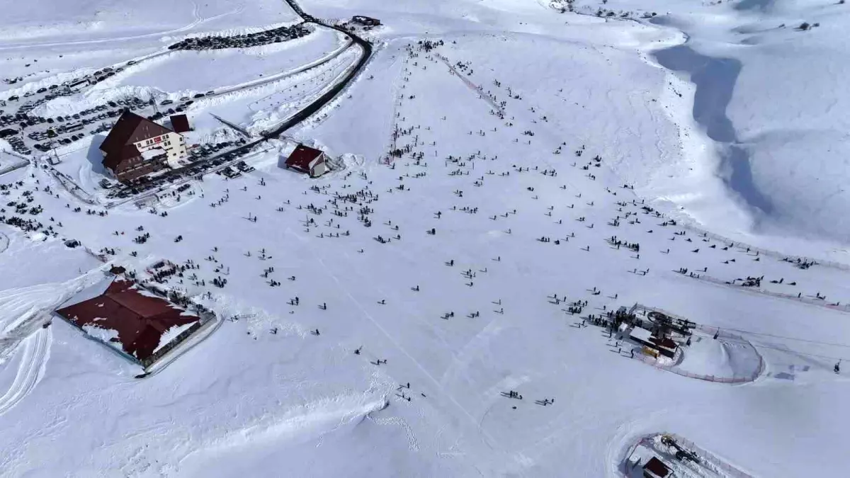 Hesarek Kayak Merkezi'nde yoğunluk: Ziyaretçiler karın keyfini çıkardı
