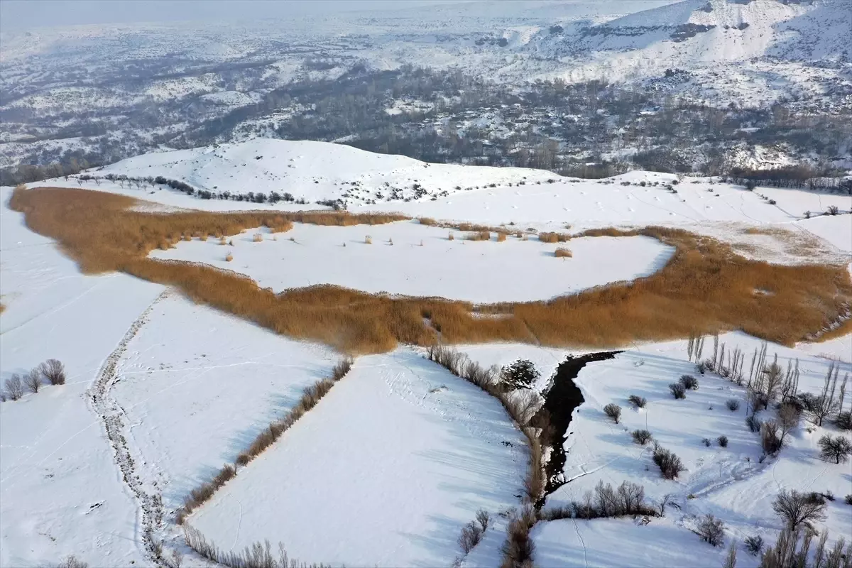 Iğdır'daki Üçkaya Gölü dondu