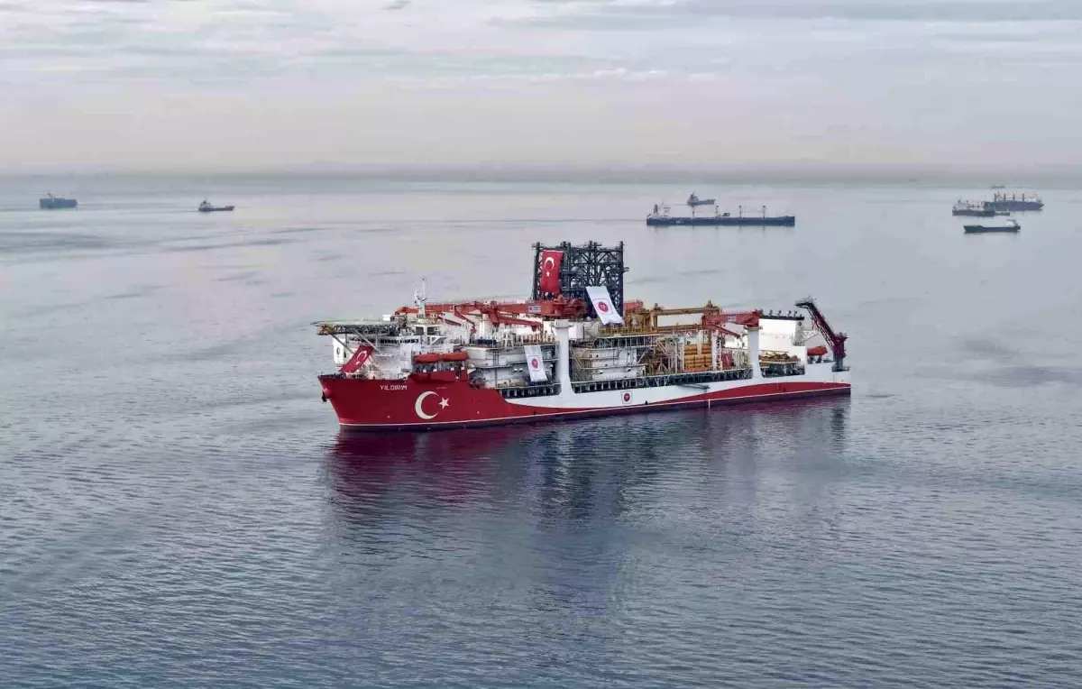 İstanbul Boğazı'na yaklaşan Türk sondaj gemisi havadan görüntülendi