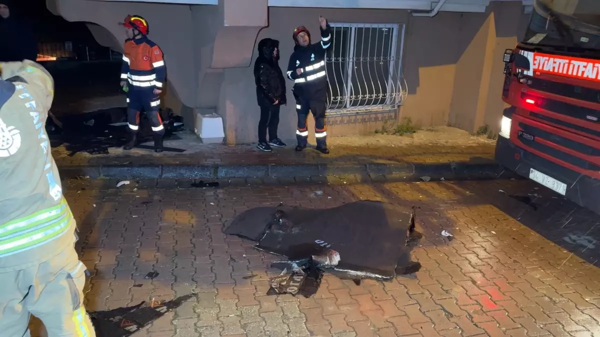 İstanbul'da fırtına etkili oldu; bazı binaların çatıları uçtu