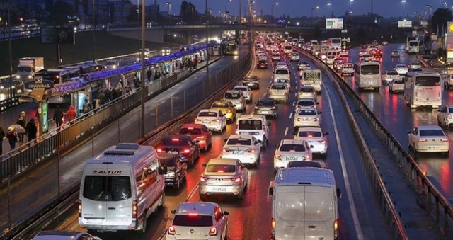 İstanbul'da trafik var mı? SON DAKİKA! 26 Ocak hangi ilçelerde trafik var, hangi yollar kapalı?