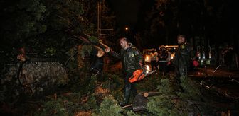 İzmir'de kuvvetli fırtına ve sağanak hayatı olumsuz etkiledi