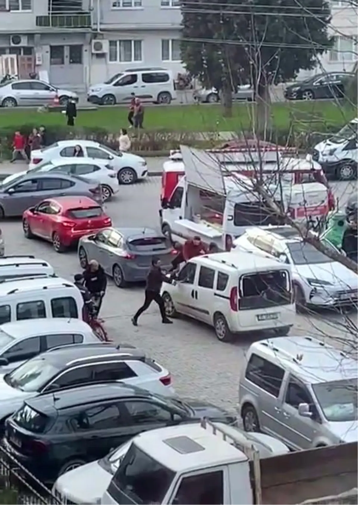 İzmir'de polis merkezi önünde sopayla darp kamerada