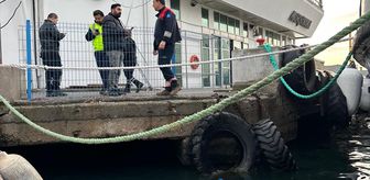 İzmir'de vapur iskelesinin altında mahsur kalan kediyi itfaiye ekipleri kurtardı