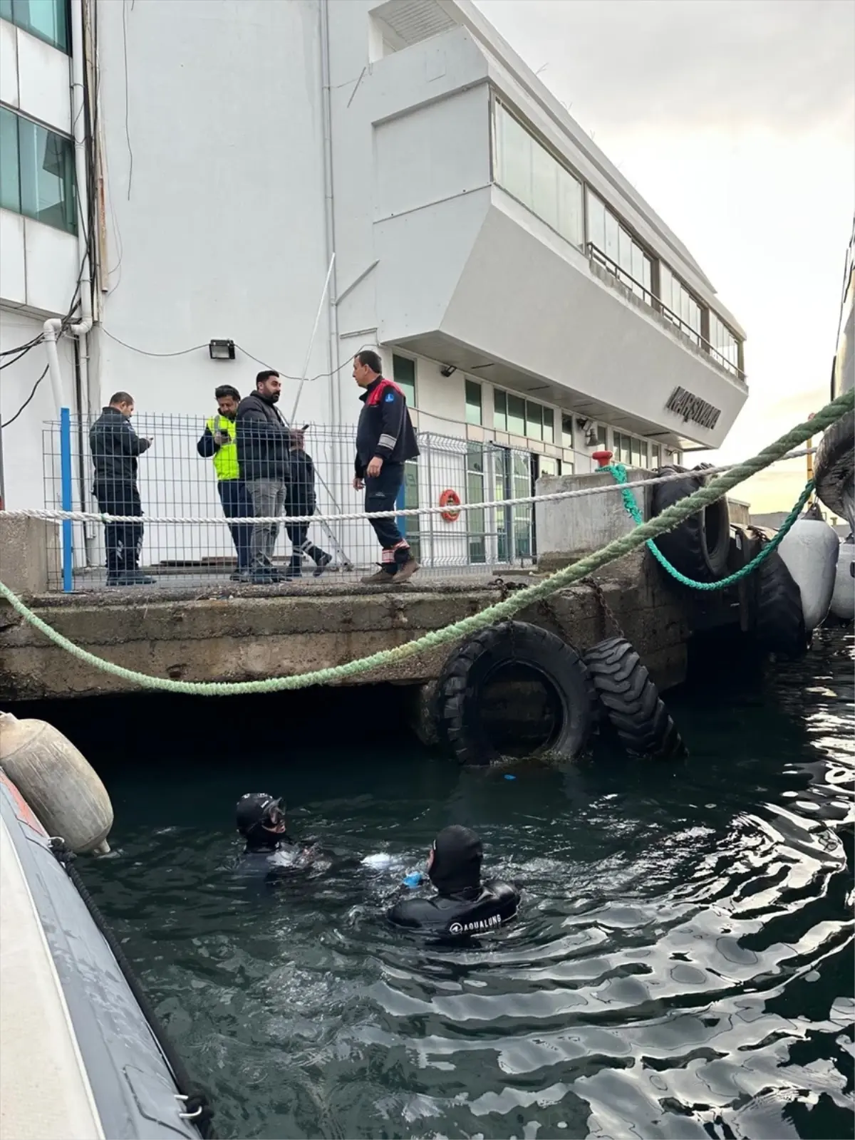 İzmir'de vapur iskelesinin altında mahsur kalan kediyi itfaiye ekipleri kurtardı