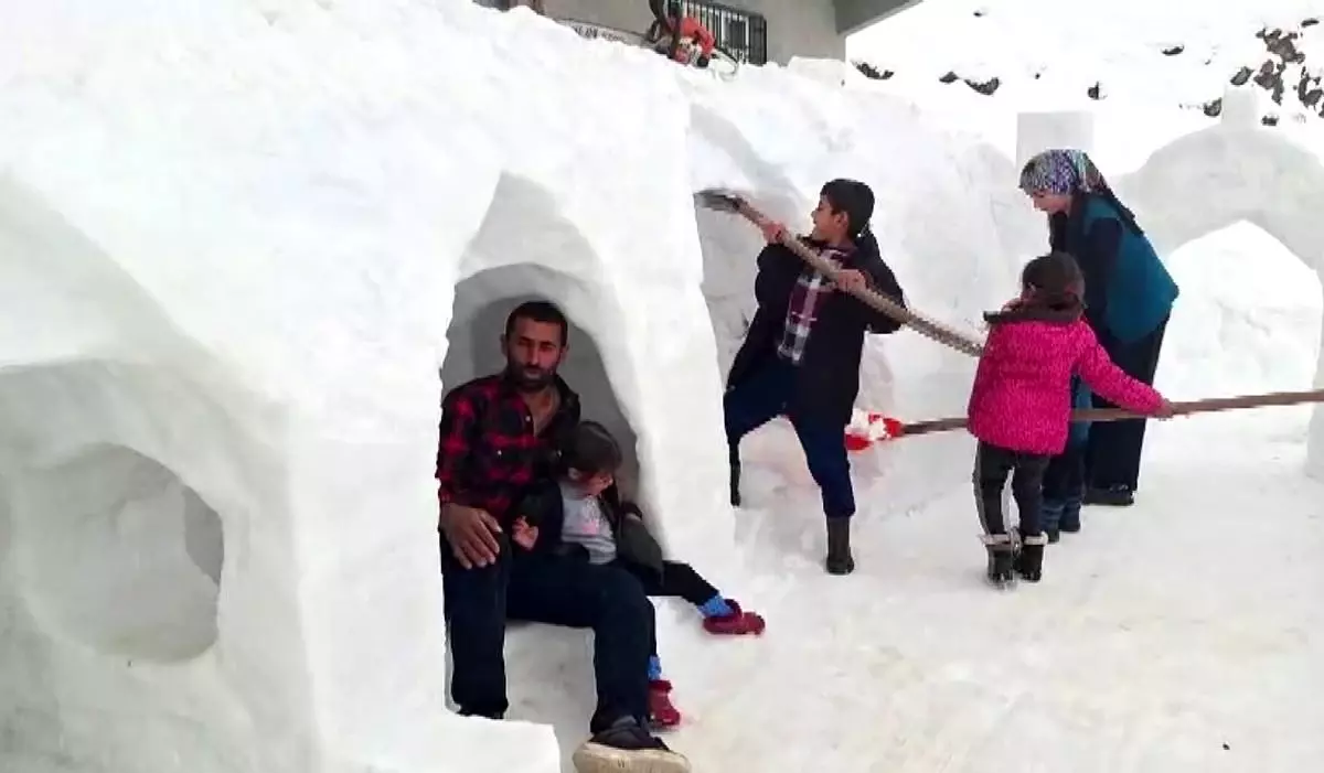 Kardan evler ve oyun alanı yaptı