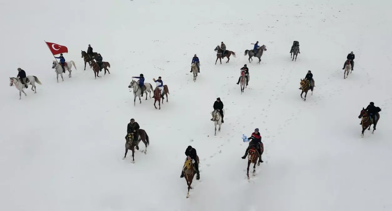 Karlı arazide yem bulamayan yaban hayvanları için atlı seferberlik