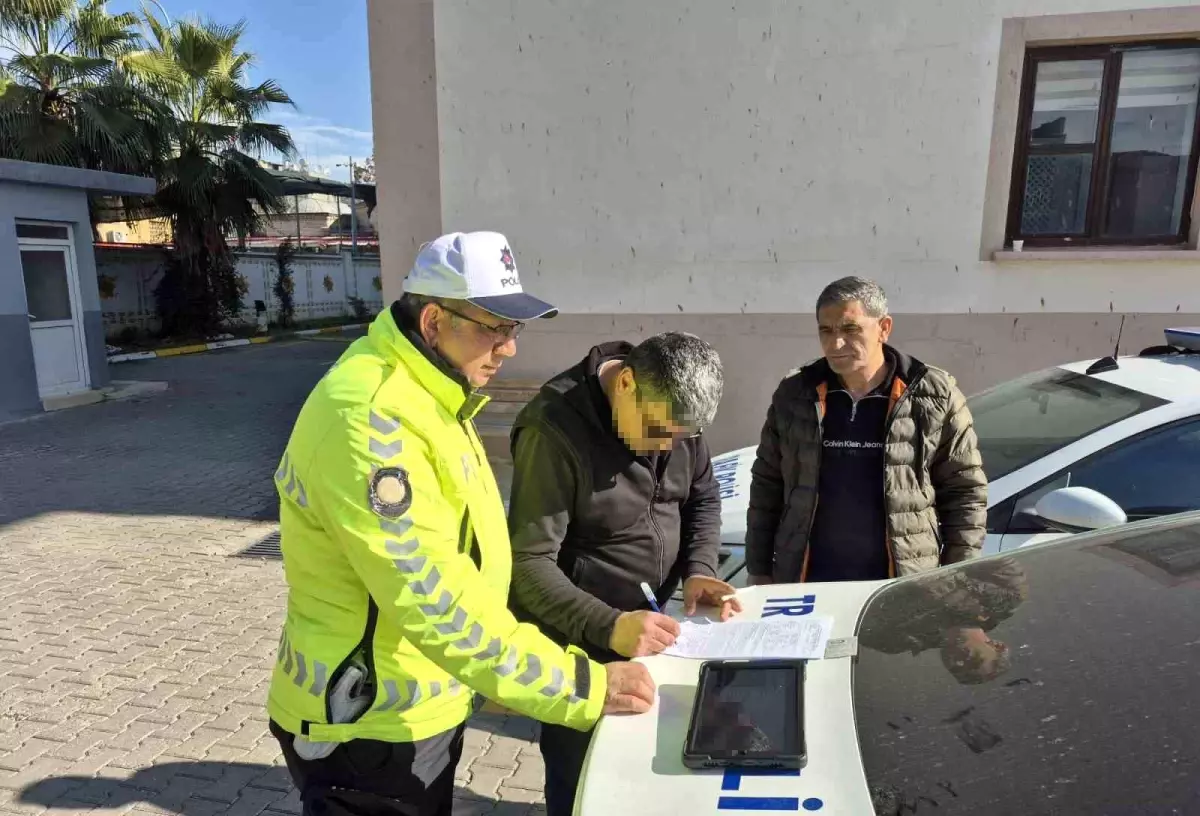 Kaskla servis aracının camını kıran motosikletlinin ehliyetine el konuldu