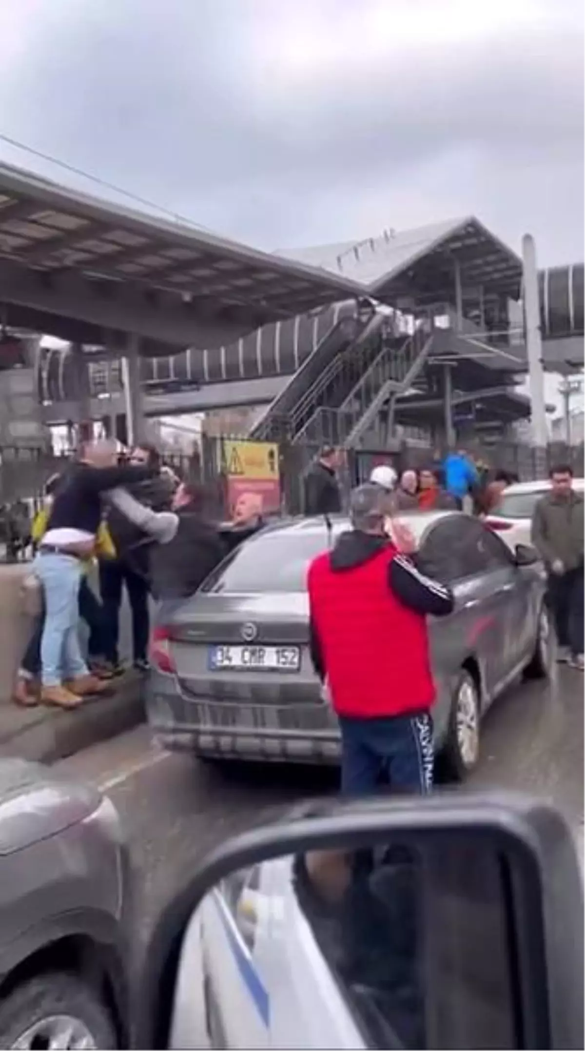 Kaza sonrası sürücüler birbirine girdi